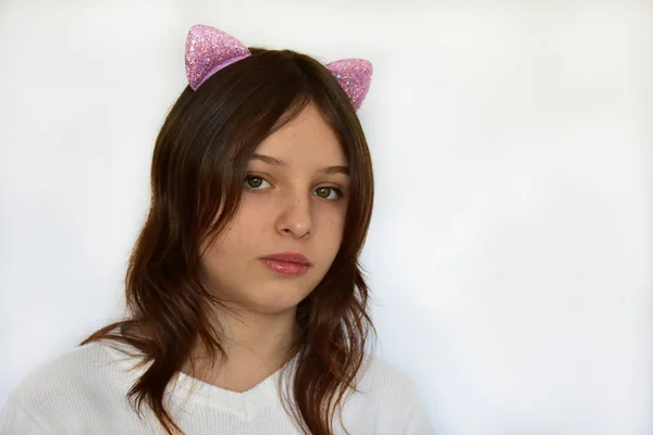 Retrato Uma Menina Contra Fundo Branco — Fotografia de Stock