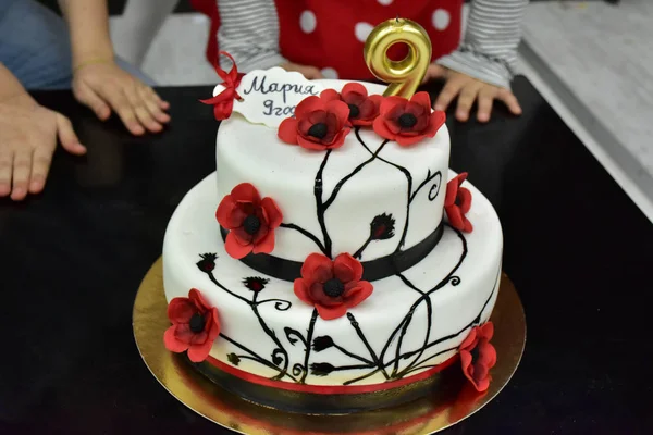 Partial View Children Table Big Birthday Cake Red Flowers — стоковое фото