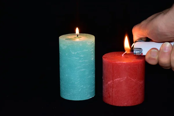 黑色背景上的蜡烛和打火机 — 图库照片