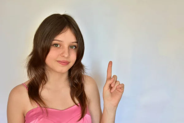 Uma Menina Vestido Rosa Mostra Gesto Fundo Branco — Fotografia de Stock