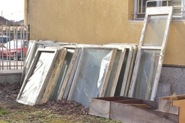 Duvarın yanındaki eski ahşap pencereler.