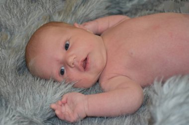 Beyaz arka planda yeni doğmuş bir bebek,