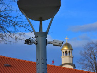 Kilisenin arka planında kamera var.