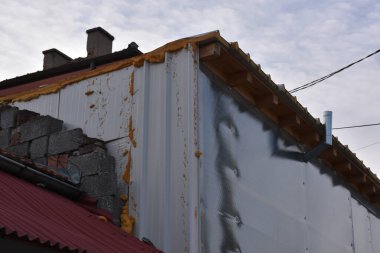 Şehirde terk edilmiş eski bir ev.