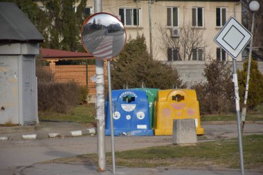 Parktaki siyah ve demir çöpler,