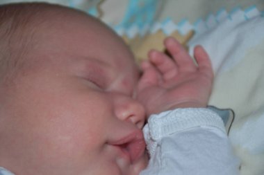 Beyaz arka planda yeni doğmuş bir bebek,