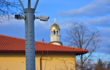 Kilisenin arka planında kamera var.