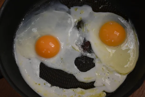 Dois Ovos Fritos Uma Panela — Fotografia de Stock