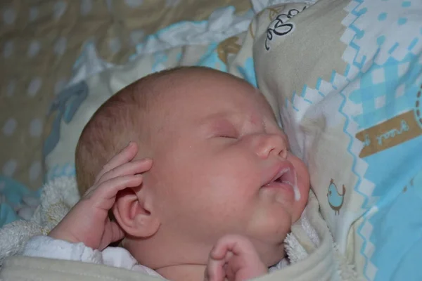 Новорожденный Ребенок Белом Фоне — стоковое фото