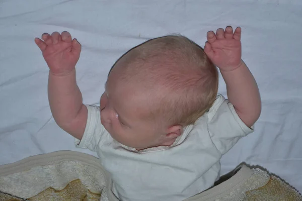 Bebé Recién Nacido Sobre Fondo Blanco —  Fotos de Stock