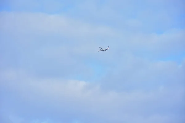 飞机在天空和云彩中 — 图库照片