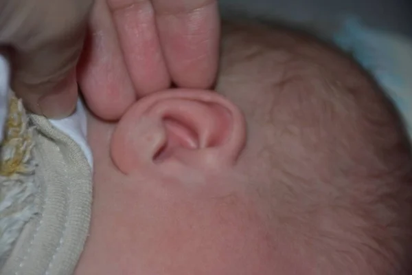 Pasgeboren Baby Oor Hand — Stockfoto