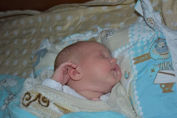 Beyaz Arka Planda Yeni Doğmuş Bir Bebek — Stok fotoğraf