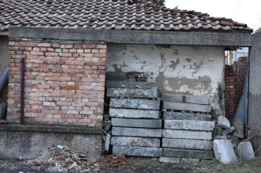 Şehirde terk edilmiş eski bir ev.