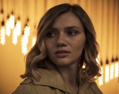 Vintage çanta siperde sarışın çekici genç kadın portresi