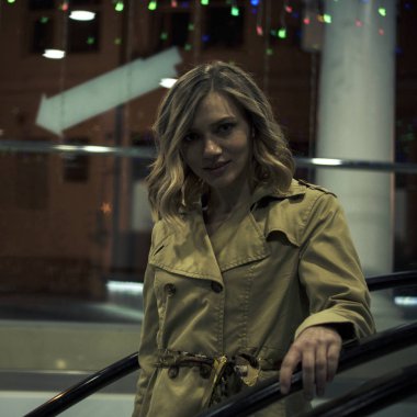 Çekici genç sarışın kadın Vintage çanta şehirde yürüyüş siperde portresi