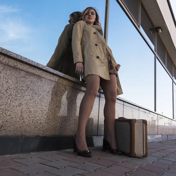 Attraktiv Ung Kaukasiska Blond Kvinna Diket Promenader City Med Vintage — Stockfoto