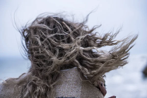 Moody giovane donna in abito rosso divertirsi al mare costa scogliera — Foto Stock