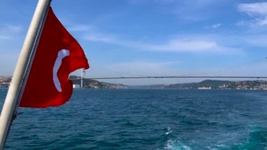 Türk bayrağı sallayarak bir Istanbul gemi kıçı üzerinde yüzen olduğunu