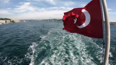 Türk bayrağı sallayarak bir Istanbul gemi kıçı üzerinde yüzen olduğunu