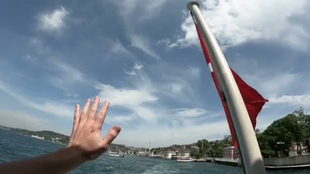 Die türkische Flagge weht am Heck eines istanbul Schiffes, tukriye bye bye — Stockvideo