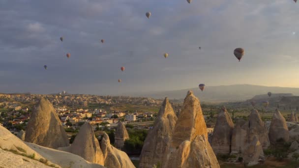 TURCHIA, GOGEME - 20 MAGGIO. Un sacco di mongolfiere che sorvolano le valli di Goreme, in Turchia. Turisti provenienti da tutto il mondo vengono in Cappadocia per fare un viaggio in mongolfiera . — Video Stock