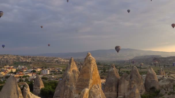 TURCHIA, GOGEME - 20 MAGGIO. Un sacco di mongolfiere che sorvolano le valli di Goreme, in Turchia. Turisti provenienti da tutto il mondo vengono in Cappadocia per fare un viaggio in mongolfiera . — Video Stock