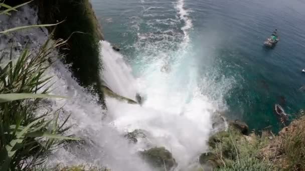 Pohled na malebné nižší vodopád Duden spadající do moře v Antalya, Turecko. Pohled shora — Stock video