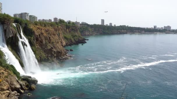 Vista da pitoresca Cachoeira Lower Duden Caindo no mar em Antalya, Turquia . — Vídeo de Stock