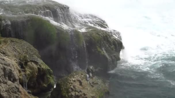 Fishermans under the Spray of Pinturesque Lower Duden Waterfall Falling into the Sea in Antalya, Turquía . — Vídeo de stock