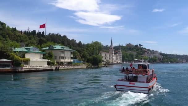 Istanbul, Törökország - 2018. május 17.: a Boszporusz-szorosra cirkál egy turisztikai hajóval, Isztambul, Törökország. — Stock videók