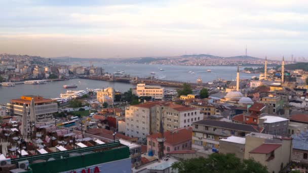 Съемка "От дня до ночи" Стамбульского Галатского моста и Босфорского канала . — стоковое видео