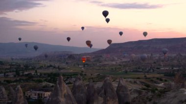 Sıcak hava balonları vadiler, Göreme, Türkiye üzerinde uçan bir sürü siluetleri. Cappadocia bir sıcak hava balonu bir yolculuk yapmak için dünyanın dört bir yanından gelen turistler gel.