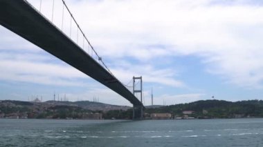 Istanbul'da Boğaziçi Köprüsü altında yelkenli gemi