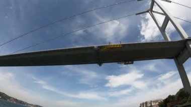 Istanbul'da Boğaziçi Köprüsü altında yelkenli gemi