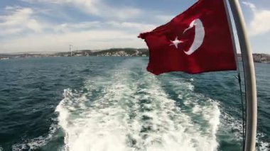 Türk bayrağı sallayarak bir Istanbul gemi kıçı üzerinde yüzen olduğunu