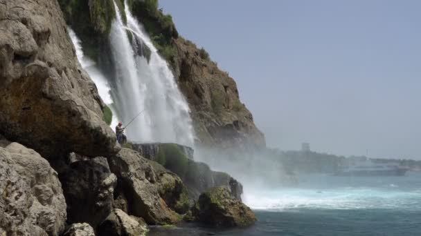 Pêcheurs sous la pulvérisation de la pittoresque cascade du Bas-Duden tombant dans la mer à Antalya, Turquie . — Video