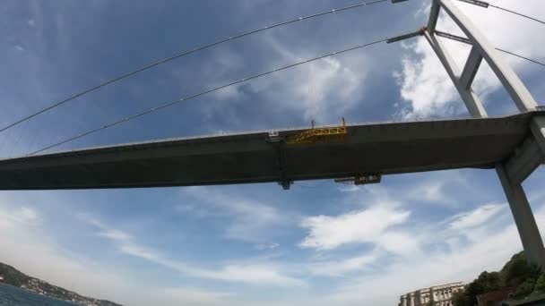 Kapal berlayar di bawah Jembatan Bosporus di Istanbul — Stok Video