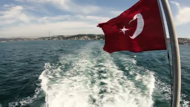 Turkse vlag zwaaien op de achtersteven van een schip van Istanbul is drijvende — Stockvideo