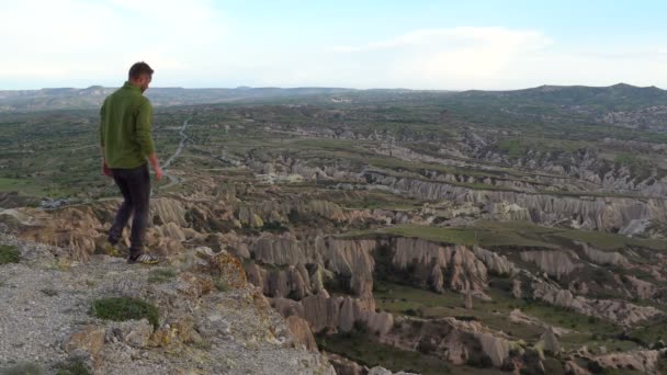 Ευτυχισμένος άνθρωπος πεζοπόρος Απολαύστε στην κορυφή βουνού σε Καππαδοκία, Τουρκία — Αρχείο Βίντεο