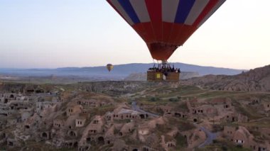 Sıcak hava balonları vadiler, Göreme, Türkiye antik Cave City Rose Valley üzerinde uçan üzerinde uçan bir sürü.