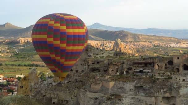 Μέρη του θερμού αέρα μπαλόνια που πετούν πάνω από τις κοιλάδες που πετούν πάνω από την αρχαία πόλη σπήλαιο στο Rose Valley: Γκορέμε, Τουρκία. — Αρχείο Βίντεο