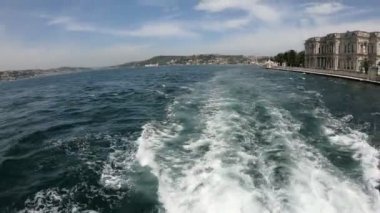 Bakış açısı vurdu feribot boğaz kanal üzerinden. Beyaz Köpük parça gemi ve Boğaziçi Köprüsü çerçevesindeki arkasında.