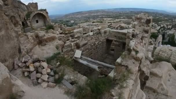 Uchisar 的古洞穴城市里 他拍摄徒步旅行和攀登 Uhd — 图库视频影像