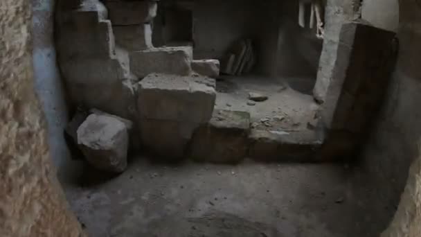 POV strzał wędrówki i wspinaczki w jaskini starożytnych miasto Uchisar w Kapadocji. — Wideo stockowe