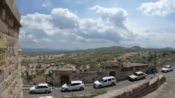 在 Uchisar 的古洞穴城市中的视角拍摄徒步旅行和散步. — 图库视频影像