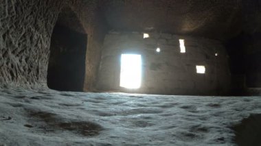 POV Shot yürüyüş ve antik Cave City Uçhisar Kapadokya'da tırmanma.