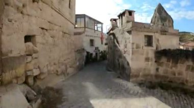 POV Shot yürüyüş ve antik Cave City Uçhisar Kapadokya yürüyüş.