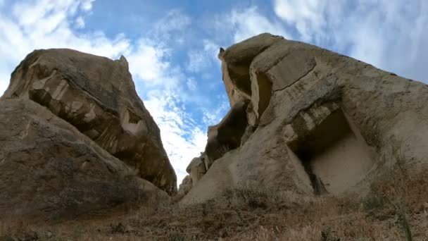 Široký úhel záběru Timelapse z neobvyklých vápencové skalní útvar v Kappadokie, Göreme - Turecko - fast motion video cíl cesty — Stock video