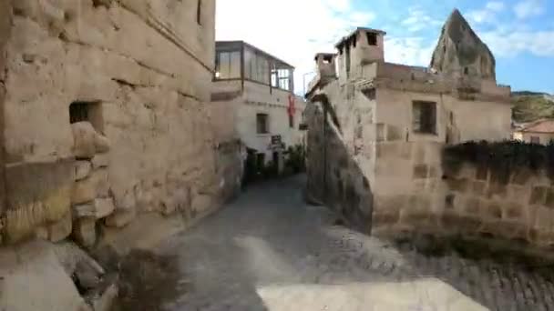 POV strzał wędrówki i spacery w Ancient City jaskini w Uchisar w Kapadocji. — Wideo stockowe